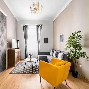 Apartment Nyar 3 Bedroom Centre Entire, Budapest